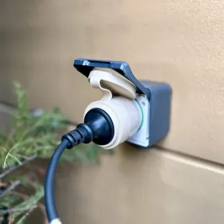 Shelly · Plug & Play „Outdoor Plug S Gen3“ · Zwischenstecker für draußen · 12A · Messfunktion · WLAN · Matter · BT Shelly · Plug & Play „Outdoor Plug S Gen3“ · Zwischenstecker für draußen · 12A · Messfunktion · WLAN · Matter · BT