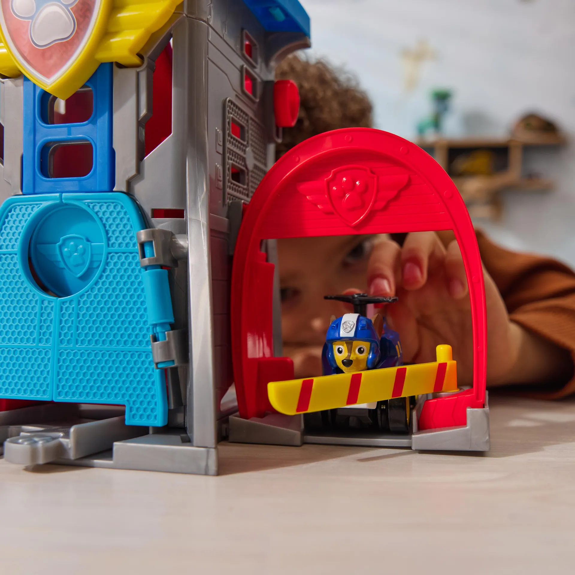 PAW Patrol Air Rescue - Pup Squad Flughafen Tower mit Fahrzeugstarter, Chase-Pup Squad Racer und Bürgermeister-Figur – Bild 5