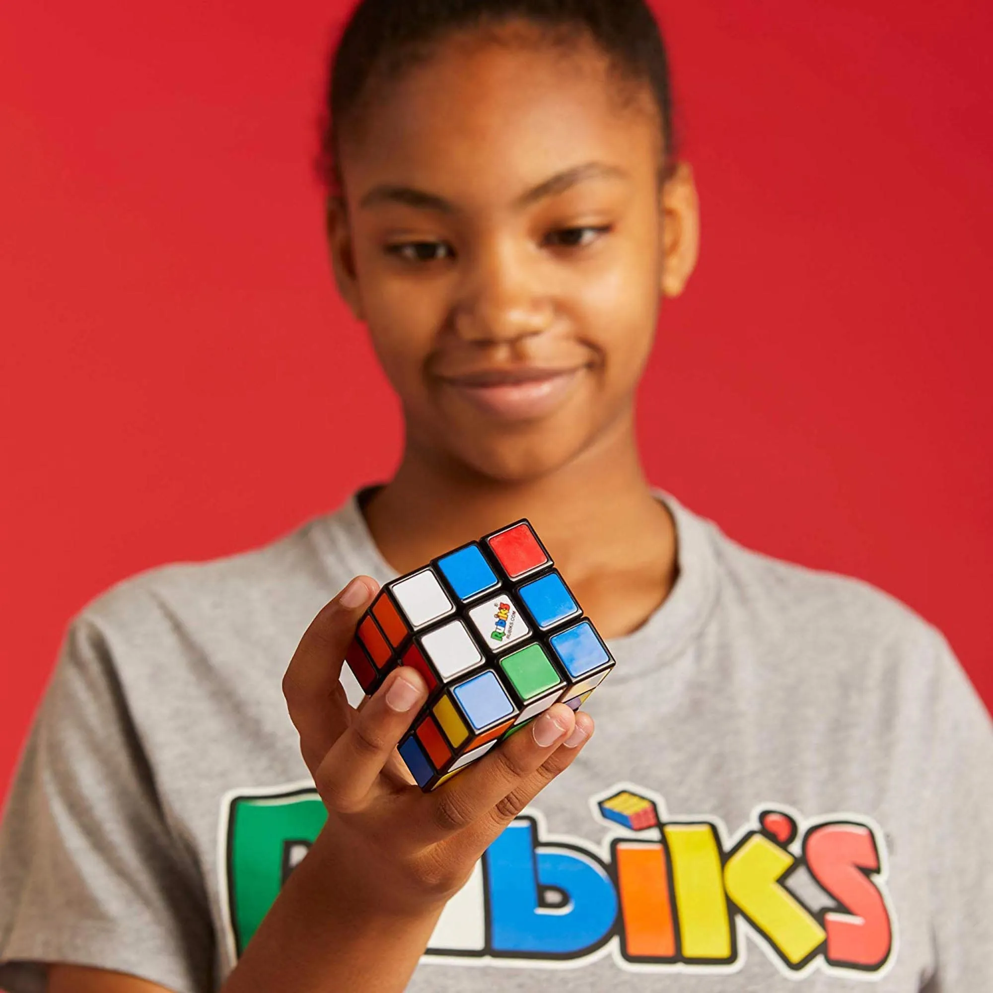 Rubik’s - 3x3 Zauberwürfel, original klassischer Cube für Logik-Akrobaten ab 8 Jahren, verbesserter Mechanismus, leichtgängiges Handling, leuchtende Farben, geeignet zum Spielen unterwegs – Bild 4