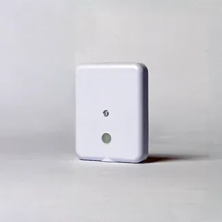 Shelly · Plug & Play · „Flood Gen4“ · Wasserleckage- & Regensensor · WLAN · Matter · Zigbee · Bluetooth · Batterie (enthalten) Shelly · Plug & Play · „Flood Gen4“ · Wasserleckage- & Regensensor · WLAN · Matter · Zigbee · Bluetooth · Batterie (enthalten)