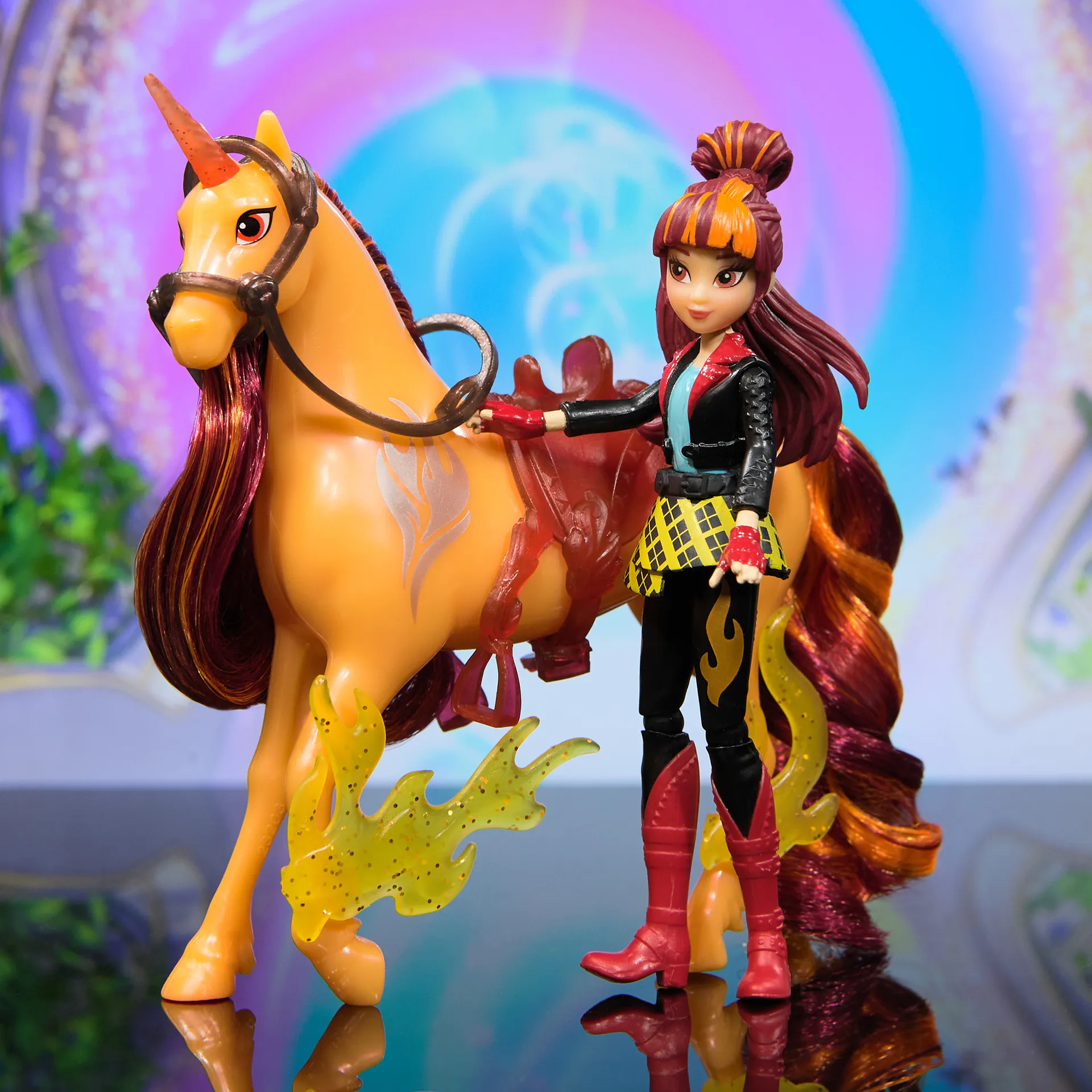 Unicorn Academy - Valentina und Einhorn Cinder Set, ca. 12 cm Originalfiguren zur Netflix Serie mit abnehmbarem Sattel, Mähnen- und Schweifbürste und Zubehör, für Kinder ab 4 Jahren – Bild 3