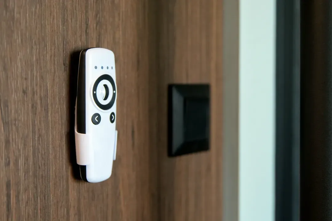 Shelly · Plug & Play · "Blu Remote Control ZB white" · Fernbedienung inkl. Halterung · BT · Zigbee · 4 Kanäle · Gestensteuerung · Scrollrad · 2x AAA e – Bild 6