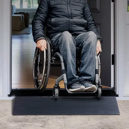 VEVOR Schwellenrampe Vollgummi Türschwellenrampe Max. Tragfähigkeit bis zu 15Tonnen Bordsteinrampe 90x20x4cm Rollstuhlrampe mit doppelseitigem Klebeband Auffahrrampe Gummirampe Selbst zum Schneiden – Bild 7