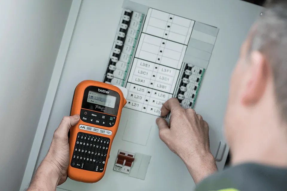 Brother PT-E110 Etikettendrucker Wärmeübertragung 180 x 180 DPI 20 mm/sek HGe/TZe QWERTY – Bild 2