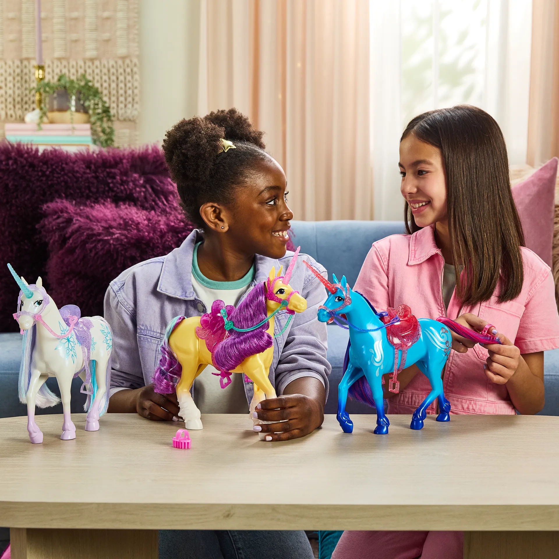 Unicorn Academy Einhorn Wildstar - 28 cm groß, Original-Einhorn von Sophia zur beliebten Netflix-Serie, mit echter Mähne und Schweif, abnehmbarem Zaumzeug und Sattel sowie Bürste – Bild 5