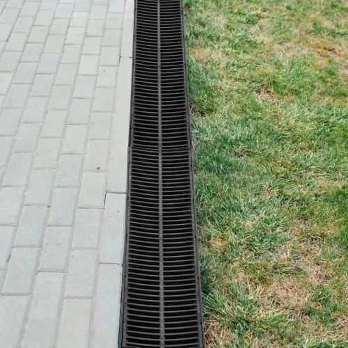 VEVOR Dachrinnen-Set, 3er-Pack, Entwässerungsrinne, HDPE-Kunststoff-Gitterrost-Grabenentwässerungssystem 15x13x100cm, mit 3 Endkappen, Steckverbindung, für Gartenablauf, Auffahrt, Pool, Gehweg – Bild 7