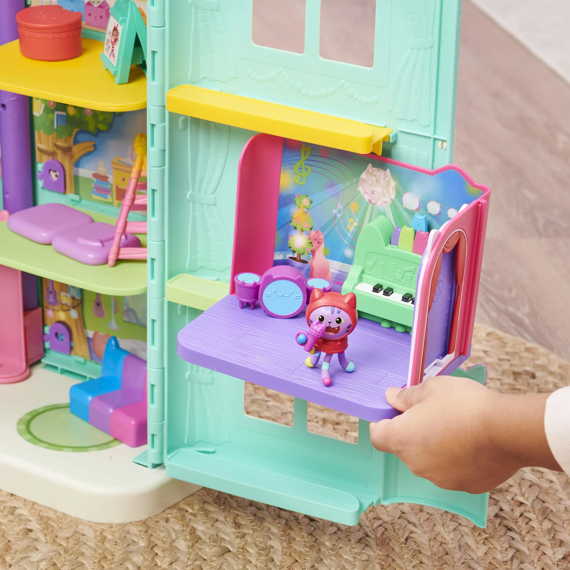 Gabby's Dollhouse DREAMWORKS - Deluxe Raum, Groovy Music Room, Musikzimmer mit DJ Katzenminze (engl. DJ Catnip), Möbelstücken und thematischem Zubehör – Bild 4