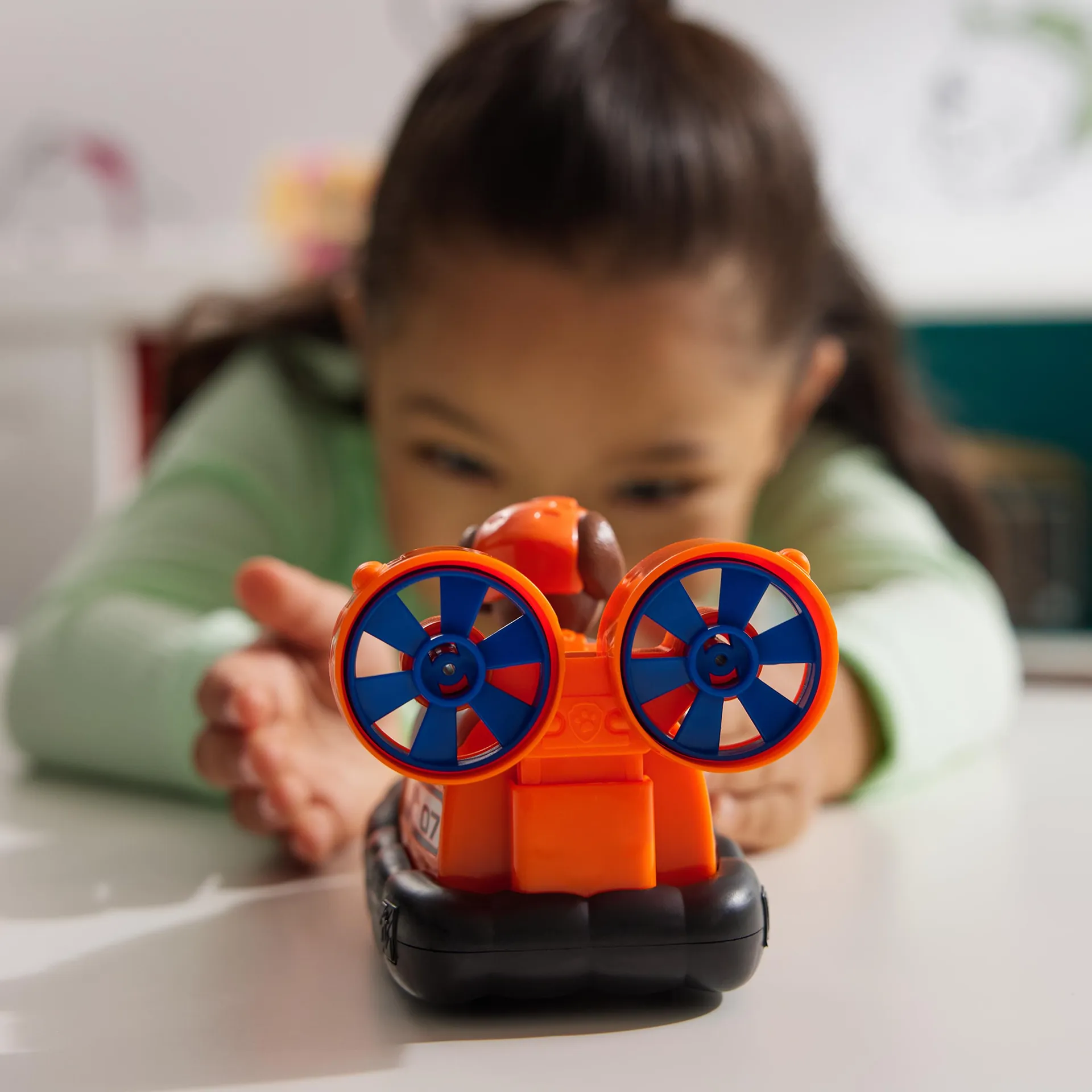 PAW Patrol - Zuma-Figur mit Luftkissen-Boot, stabiles Basis-Fahrzeug (2025), authentisches Spielzeug zur Serie für Kinder ab 3 Jahren – Bild 4