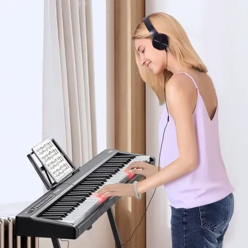 VEVOR Digitales Klavier mit 88 Tasten, halbgewichtete Tasten, tragbares elektrisches Keyboard-Piano-Set in voller Größe mit 1000 Tönen, integrierten Lautsprechern, Sustain-Pedal, Kopfhörern, Bluetooth, MIDI, USB für Anfänger – Bild 7