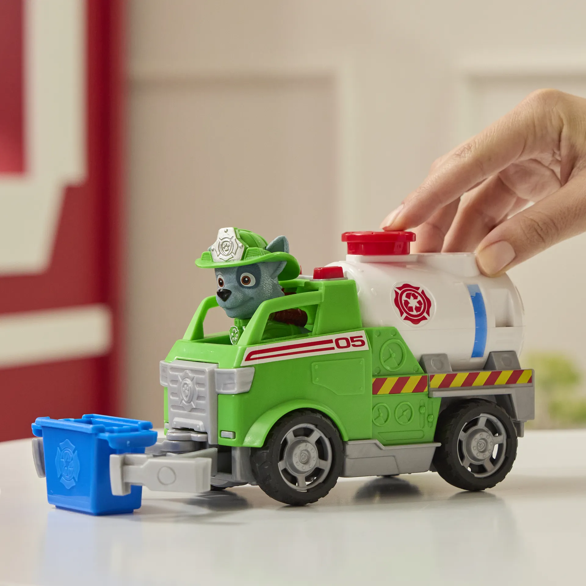 PAW Patrol Fire Rescue - Rockys Tanklaster mit Greiferklaue und Behälter sowie Rocky Hundefigur – Bild 7