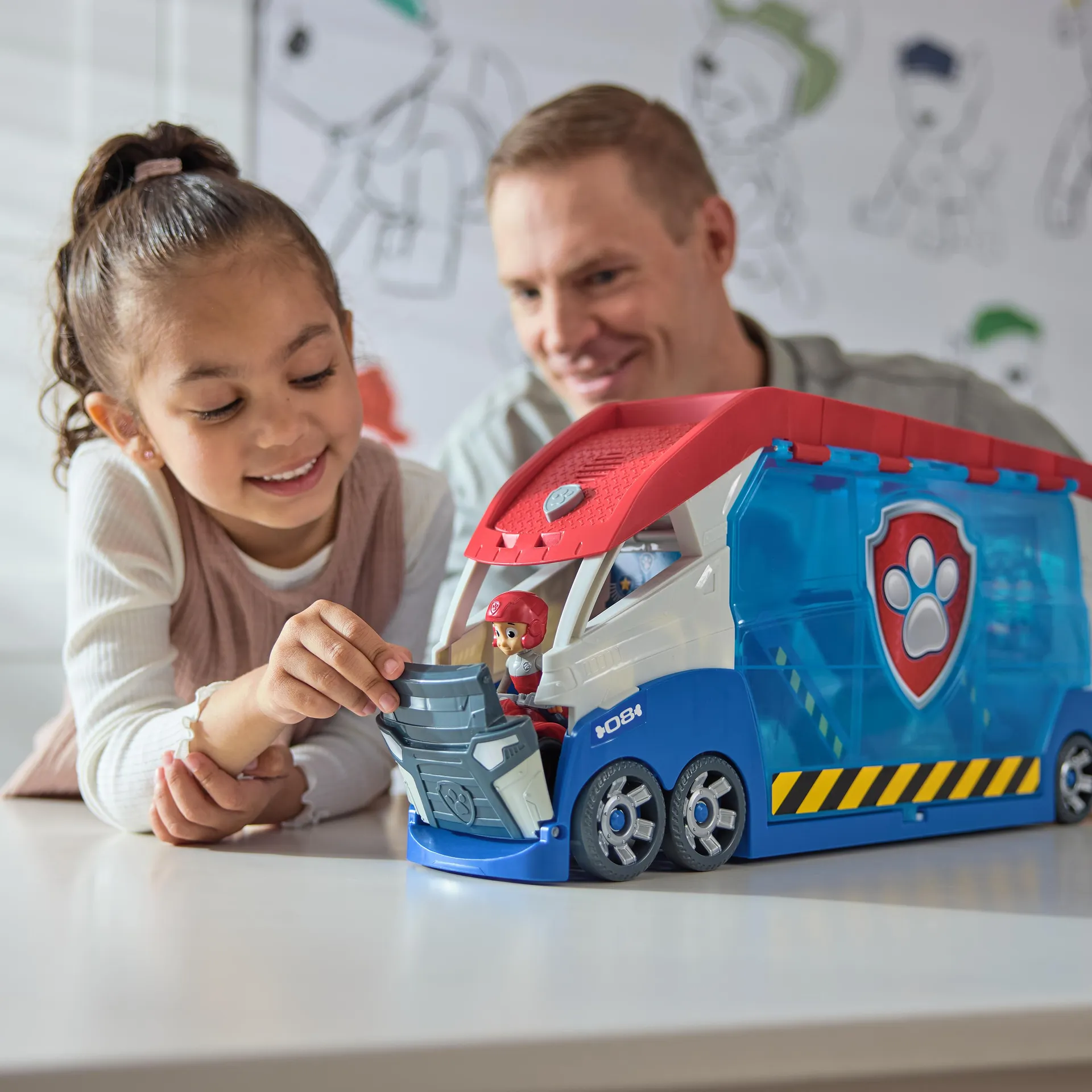 PAW Patrol - Launch'n Rescue Patroller, Teamfahrzeug 55,8 cm, mit Ryder-Figur und Quad-Basisfahrzeug, Doppel-Startkatapult und Geräuscheffekte, Platz für 6 Fahrzeuge, ab 3 Jahren – Bild 7