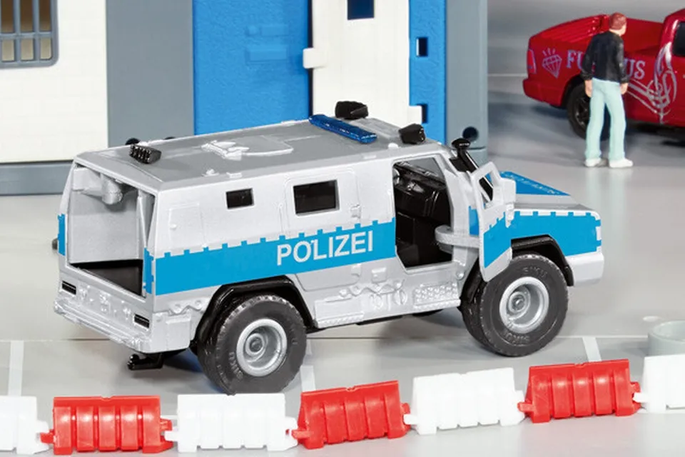 Siku Rheinmetall MAN Survivor R Modell Polizeiwagen Vormontiert 1:50 – Bild 6