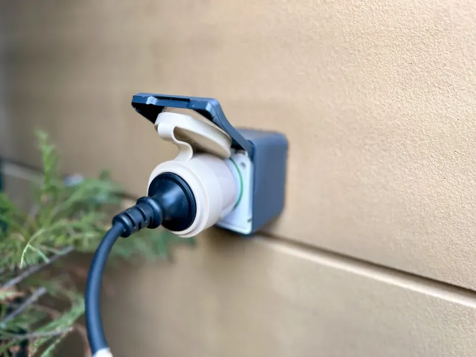 Shelly · Plug & Play „Outdoor Plug S Gen3“ · Zwischenstecker für draußen · 12A · Messfunktion · WLAN · Matter · BT Shelly · Plug & Play „Outdoor Plug S Gen3“ · Zwischenstecker für draußen · 12A · Messfunktion · WLAN · Matter · BT