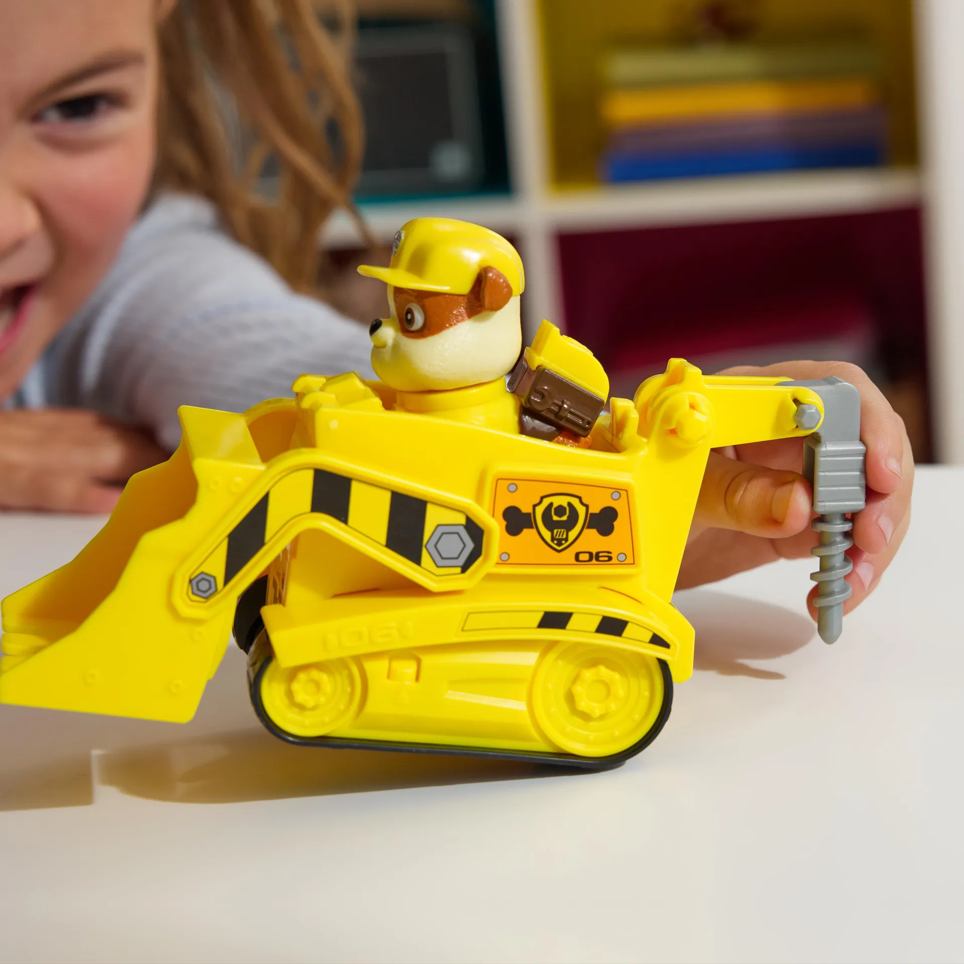 PAW Patrol - Rubble-Figur mit Bulldozer-Baufahrzeug, stabiles Basis-Fahrzeug (2025), authentisches Spielzeug zur Serie für Kinder ab 3 Jahren – Bild 4