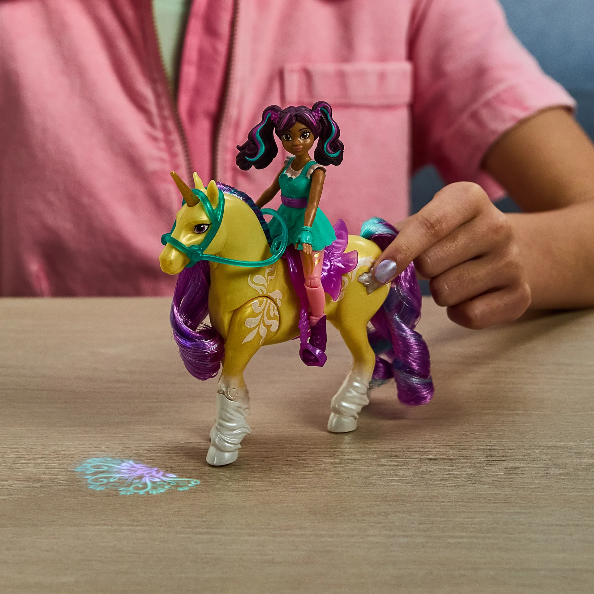 Unicorn Academy Set - Ava und Pflanzen-Magie Leaf mit echter Mähne und Schweif sowie magischer Leuchtfunktion, ca. 12 cm große Originalfiguren zur beliebten Netflix Serie – Bild 5