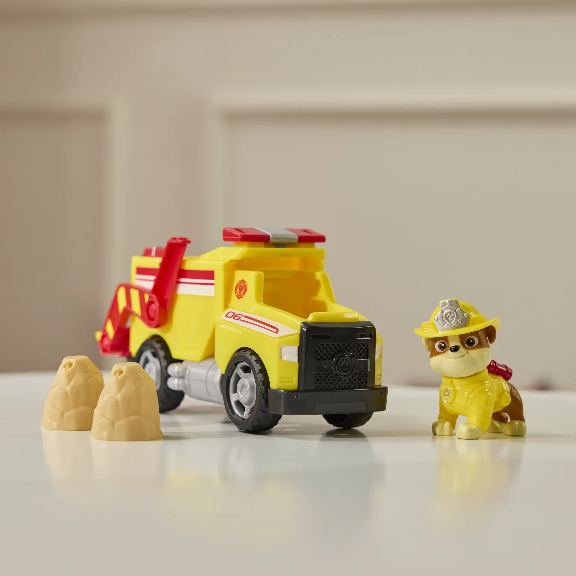 PAW Patrol Fire Rescue - Rubbles Rettungs-Truck mit Schaufel und Geschossen sowie Rubble Hundefigur – Bild 6