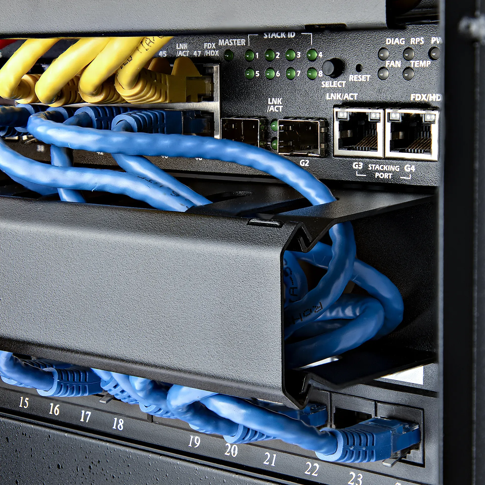 StarTech.com Horizontaler 1HE Rack Finger Kabelkanal mit Abdeckung - 19" Netzwerk/serverschrank Finger Kabelführung Panel - geschlitzter Kabelkanal mit Abdeckung – Bild 6