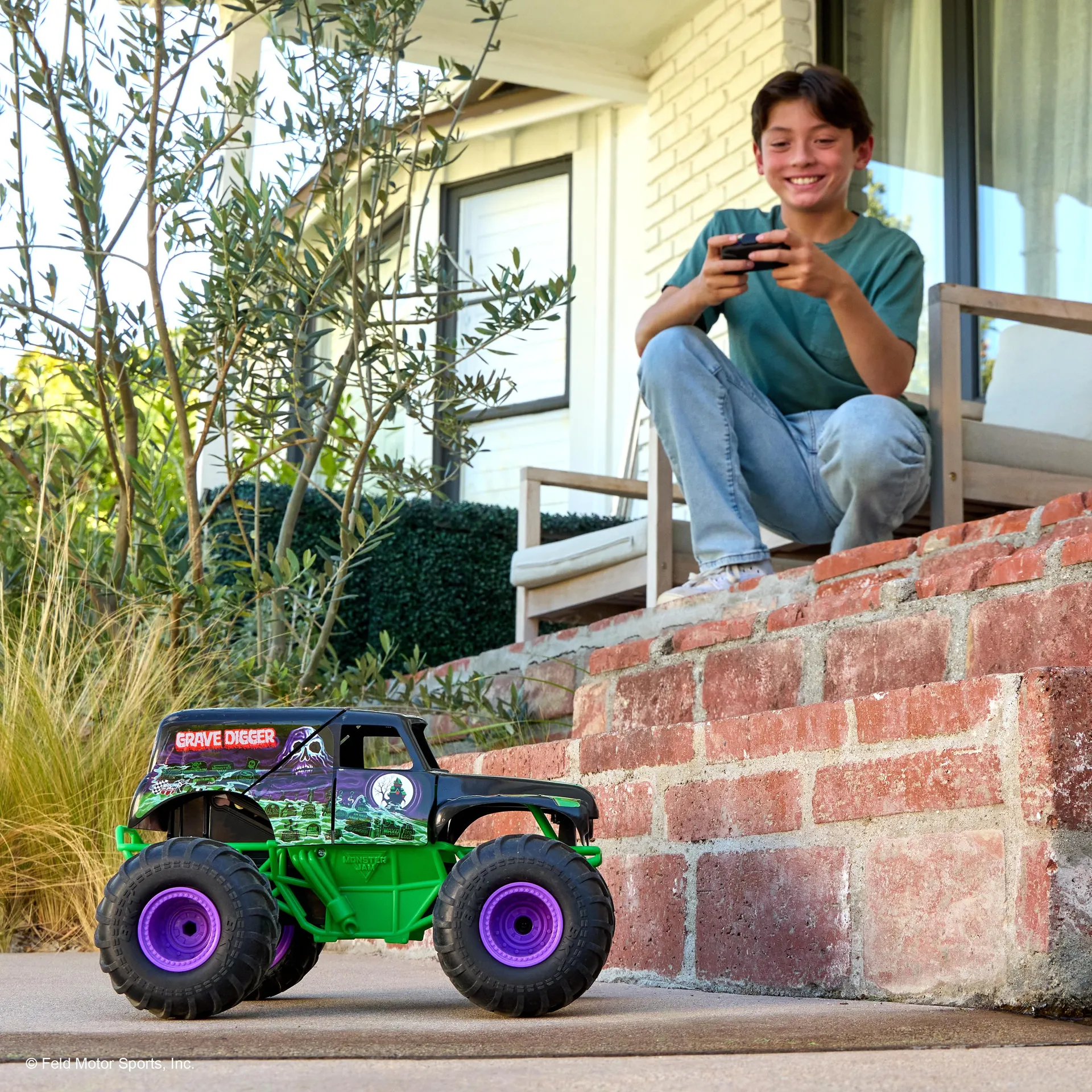 Monster Jam - Smash 'n Bash Grave Digger, ferngesteuerter Monstertruck, der sich beim Crash verformt und auf Knopfdruck wieder repariert – Bild 2