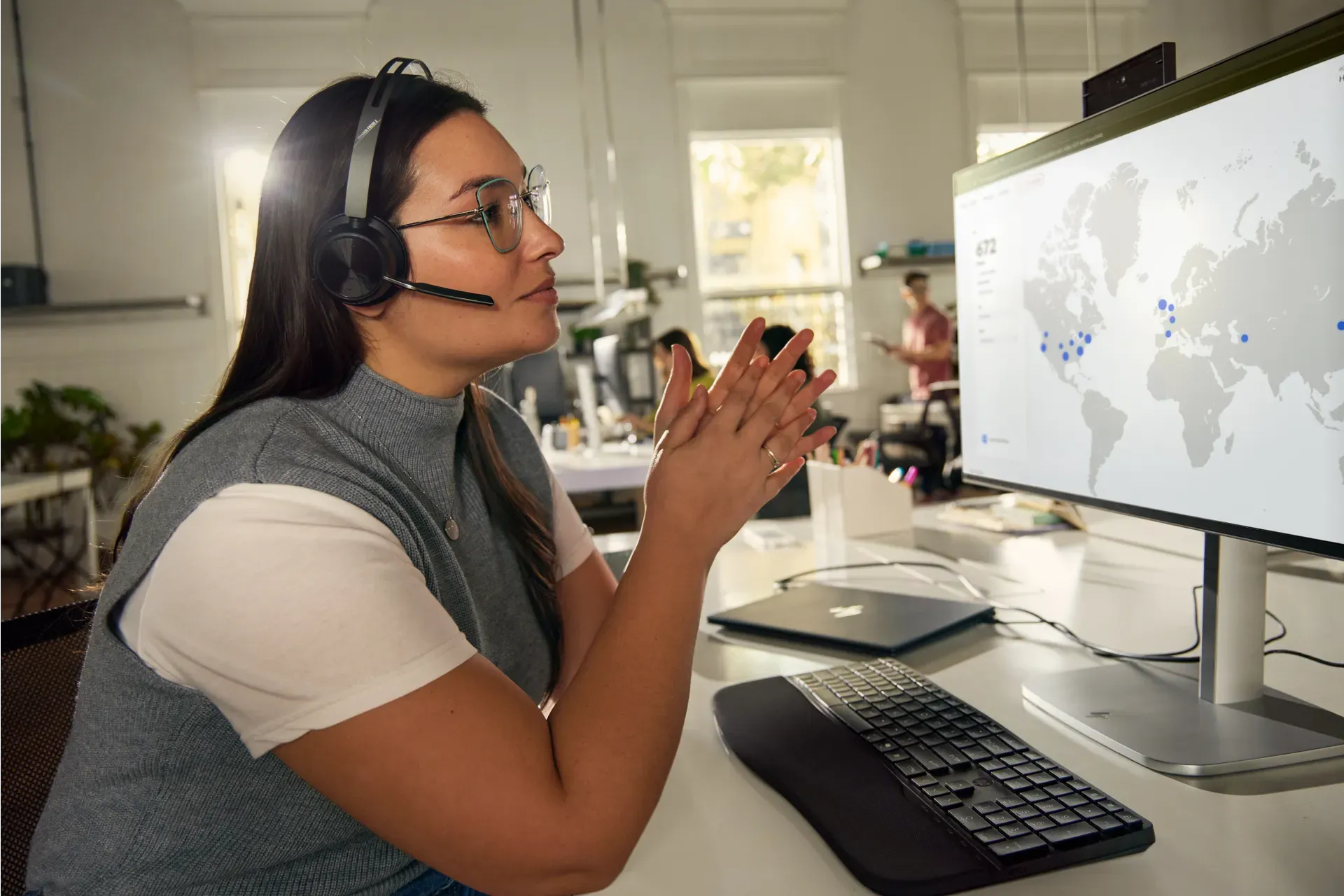 HP Poly Voyager Focus 2 USB-C-C Headset +USB-C/A-Adapter +Ladestation – Bild 6
