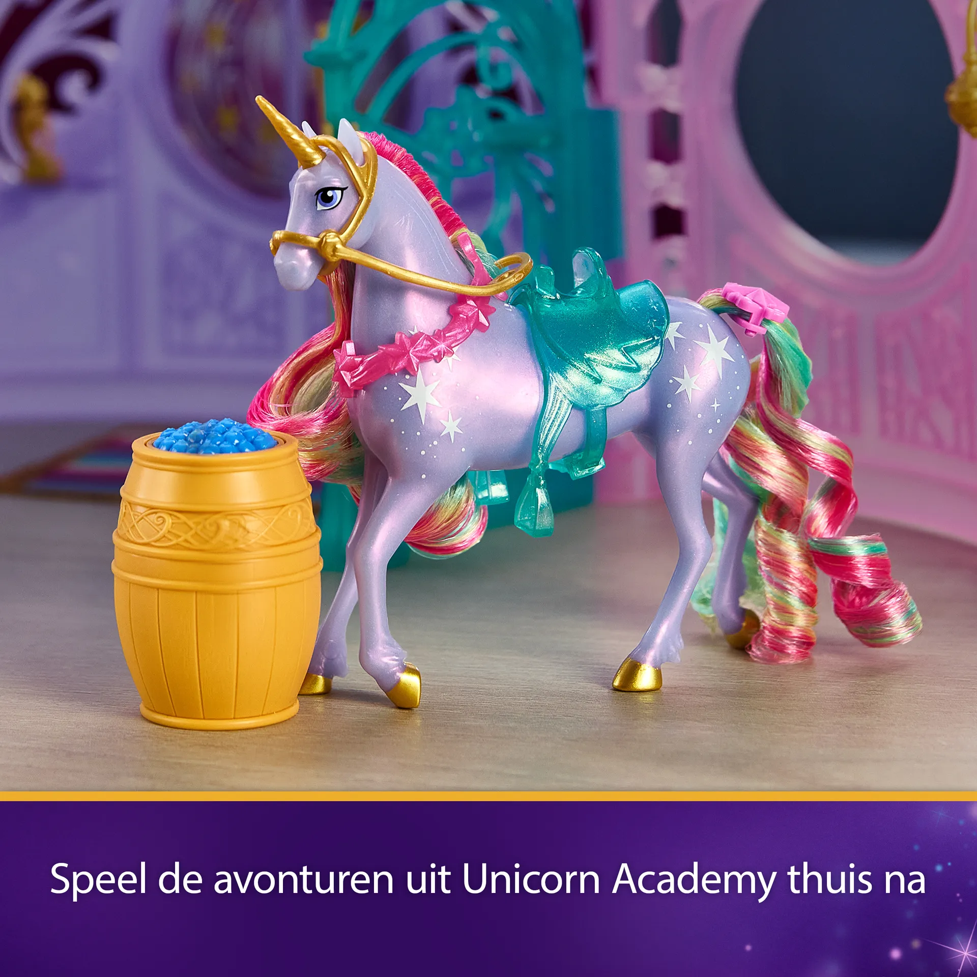 Unicorn Academy - Stall Spielset 90 cm inkl. Brunnen mit Licht- und Soundeffekten, ca. 12 cm großem Einhorn und 24 Accessoires, Original Spielset zur beliebten Netflix Serie – Bild 6