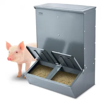 VEVOR Futterspender, 3,7 Scheffel Fassungsvermögen, Futterbox mit Doppeltür, Hochleistungs-Futtertrog aus Stahl, Schweinefutterautomat, Heuraufe für Außenbereich, Zum Füttern von bis zu 8 Schweinen VEVOR Futterspender, 3,7 Scheffel Fassungsvermögen, Futterbox mit Doppeltür, Hochleistungs-Futtertrog aus Stahl, Schweinefutterautomat, Heuraufe für Außenbereich, Zum Füttern von bis zu 8 Schweinen