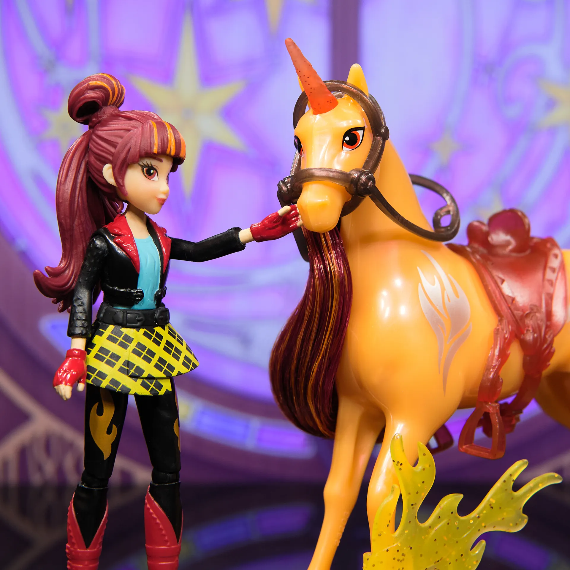 Unicorn Academy - Valentina und Einhorn Cinder Set, ca. 12 cm Originalfiguren zur Netflix Serie mit abnehmbarem Sattel, Mähnen- und Schweifbürste und Zubehör, für Kinder ab 4 Jahren – Bild 5