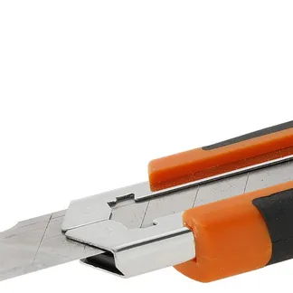 Abbrechmesser mit 18mm-Klinge Ergo-Griff mit Metallschaft + 2 Klingen Abbrechmesser mit 18mm-Klinge Ergo-Griff mit Metallschaft + 2 Klingen