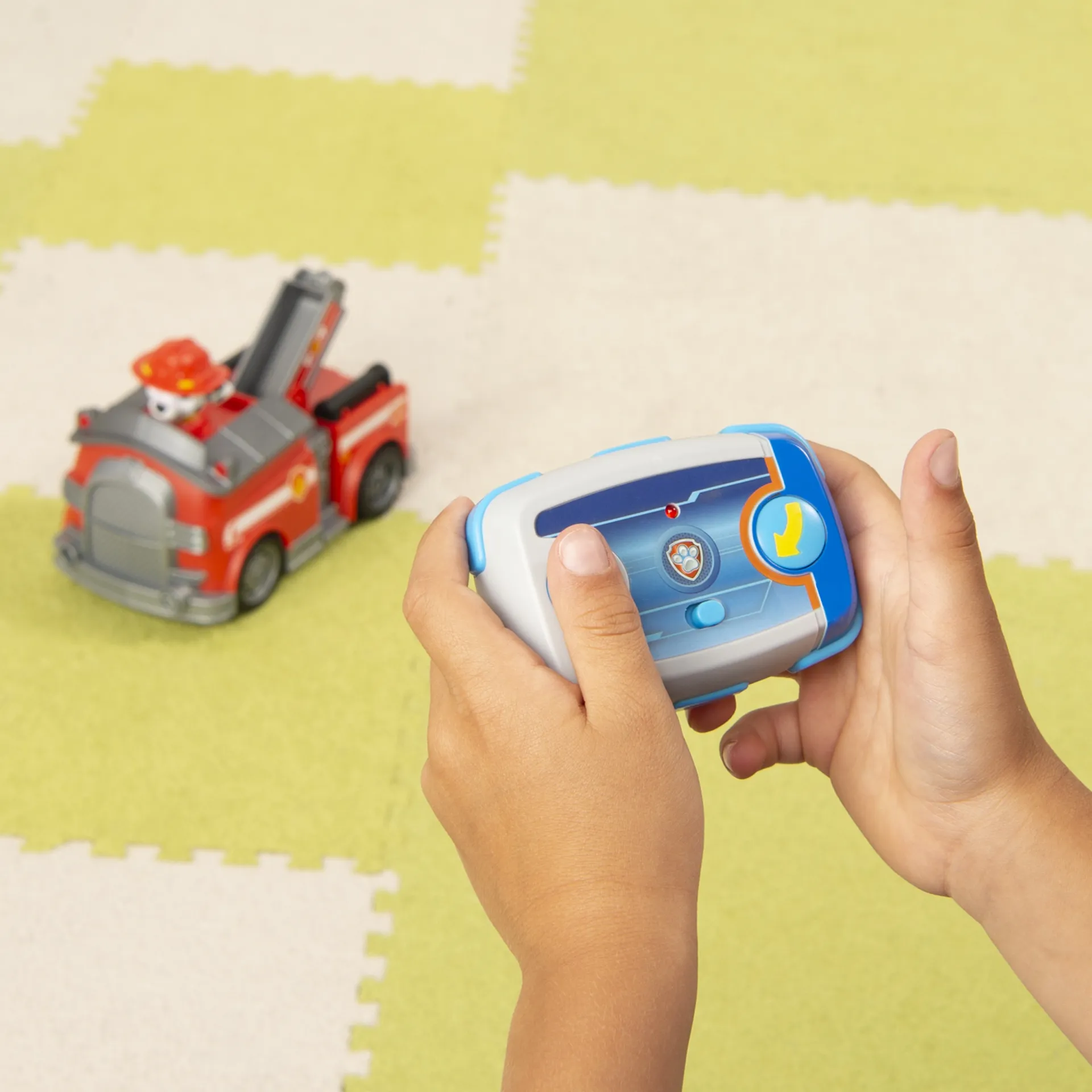 PAW Patrol Marshalls ferngesteuertes Feuerwehrauto mit Fernbedienung, Spielzeug für Kinder ab 3 Jahren, Batteriebetrieben – Bild 3