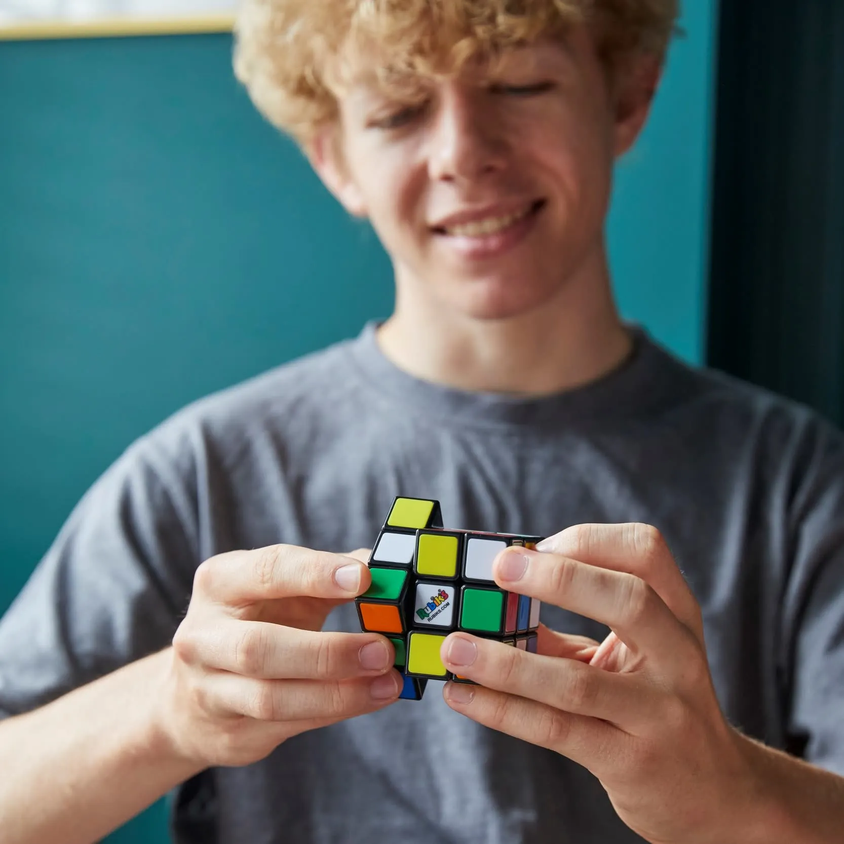 Rubik’s - 3x3 Zauberwürfel, original klassischer Cube für Logik-Akrobaten ab 8 Jahren, verbesserter Mechanismus, leichtgängiges Handling, leuchtende Farben, geeignet zum Spielen unterwegs – Bild 6