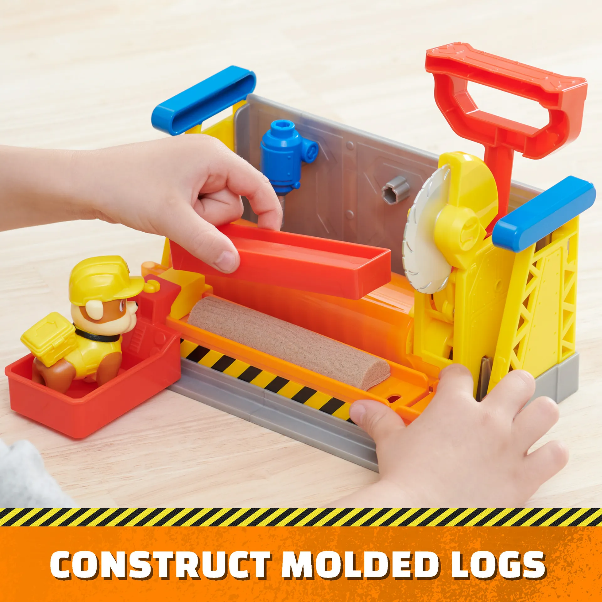 Rubble & Crew - Werkstatt Spielset mit 2 Werkzeug-Aufsätzen, 1 Rubble Hundefigur, 85g Kinetic Sand Build-it Sand und 1 Sandform – Bild 4