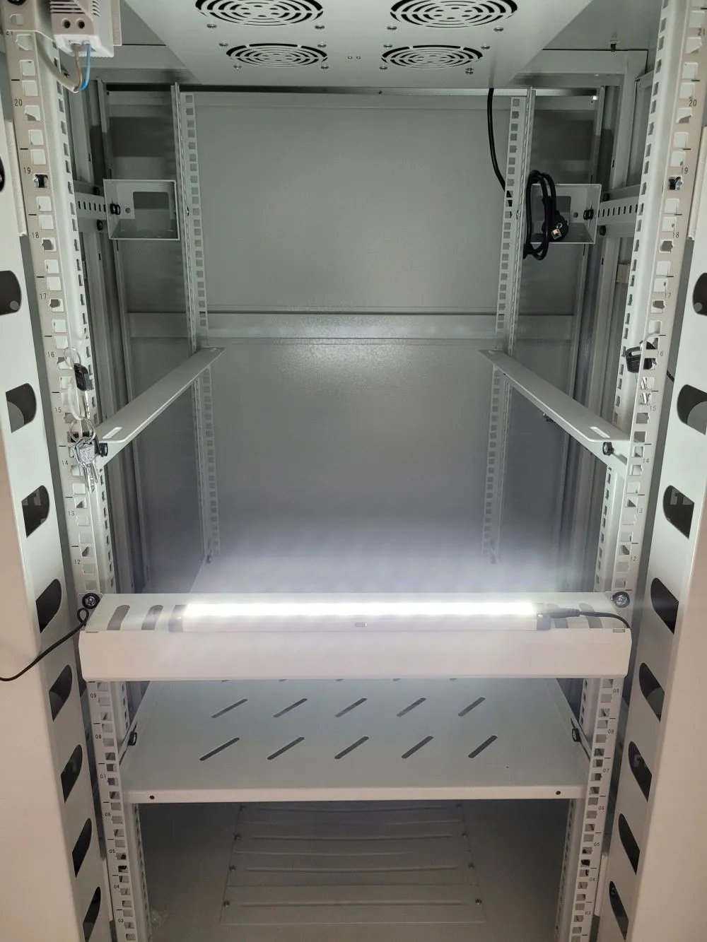 ALLNET 19"zbh. Schrankbeleuchtung, LED mit Magnetbefestigung und Netzteil, B458mm, Synergy 21 – Bild 6