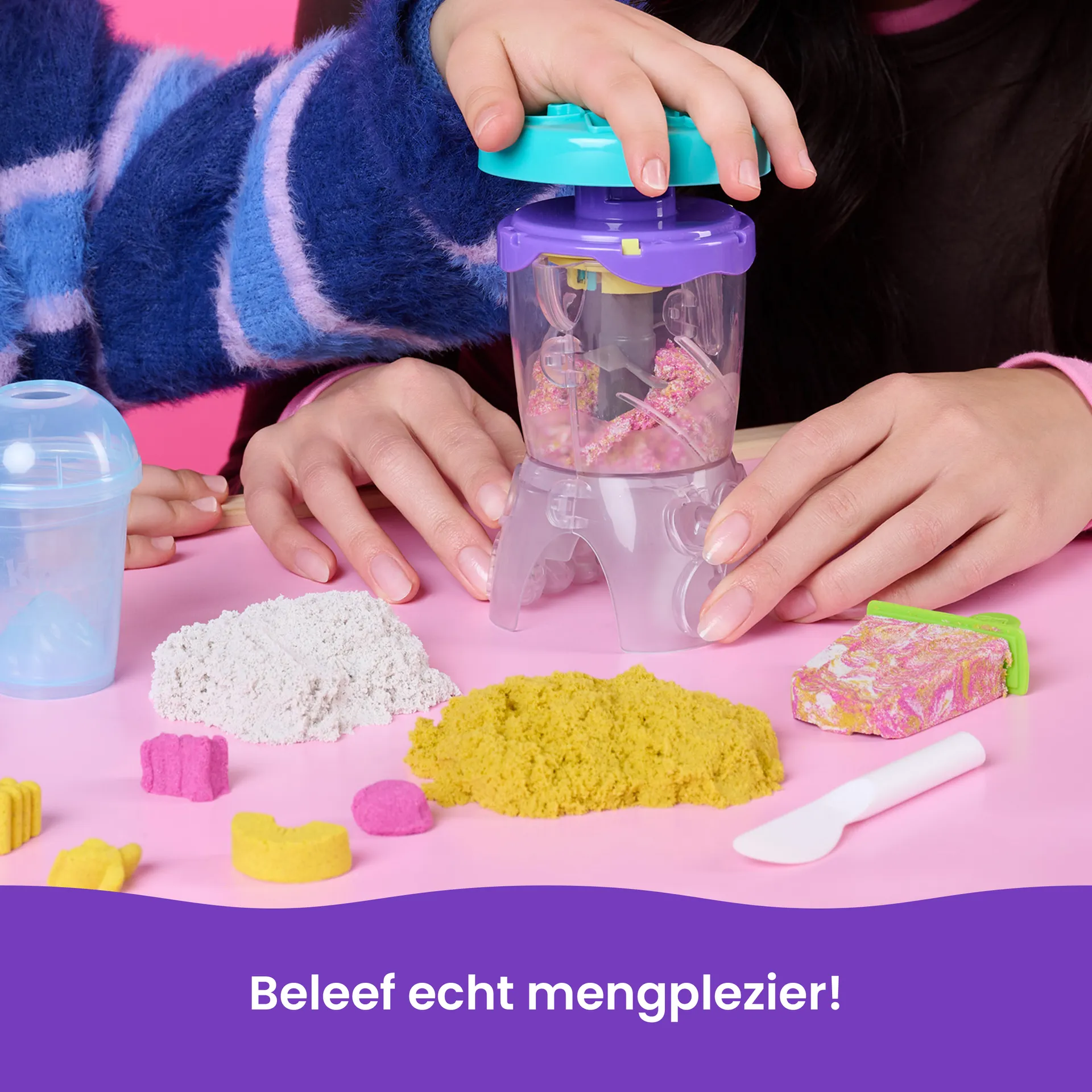 Kinetic Sand - Smoothie Mixer Spielset, mit 397 g Sand in 3 Farben, handbetriebenem Mixer, Werkzeugen, Eisförmchen und mehr, für kreatives Indoor-Sandspiel, für Kinder ab 5 Jahren – Bild 2