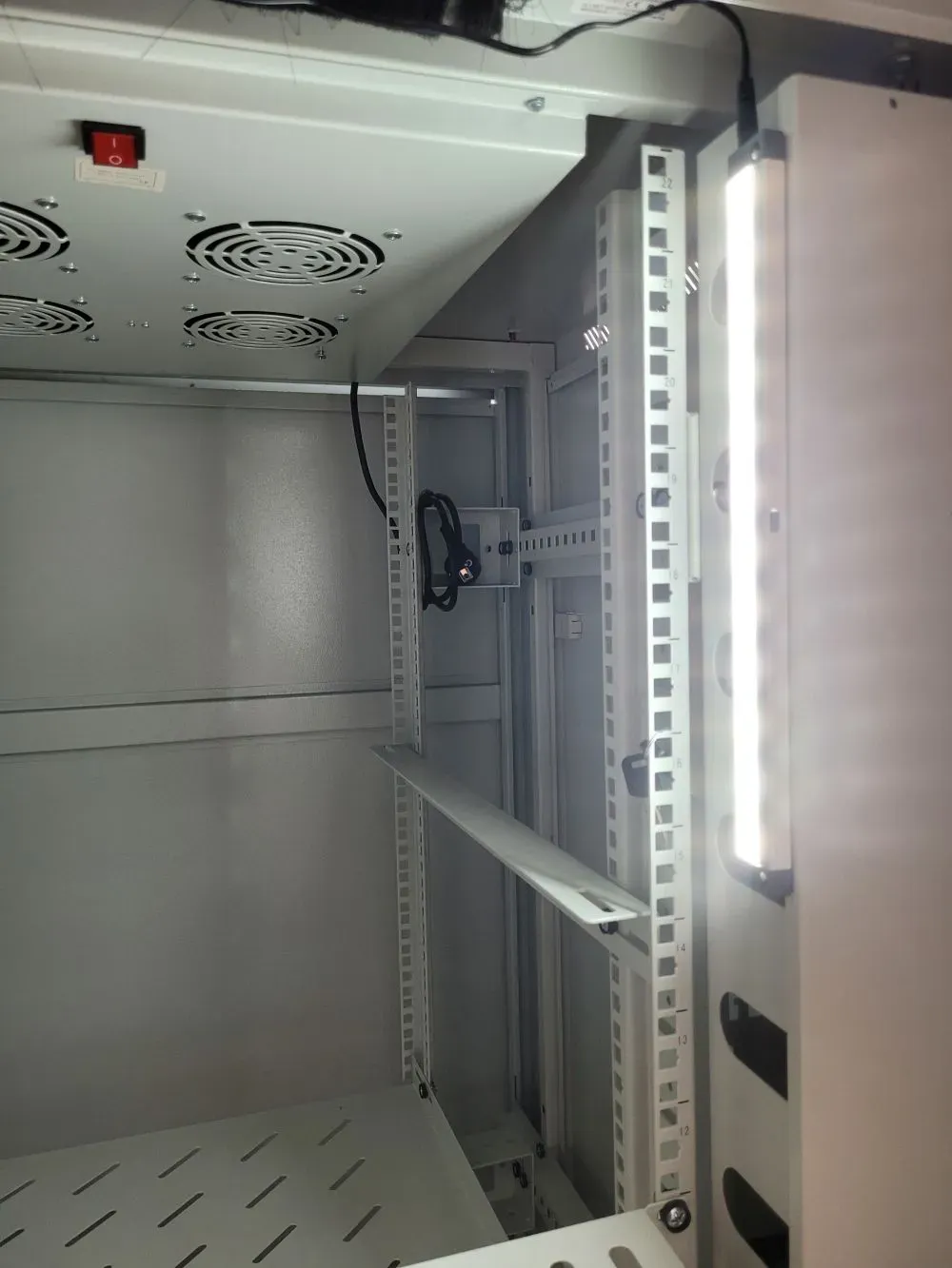 ALLNET 19"zbh. Schrankbeleuchtung, LED mit Magnetbefestigung und Netzteil, B458mm, Synergy 21 – Bild 7