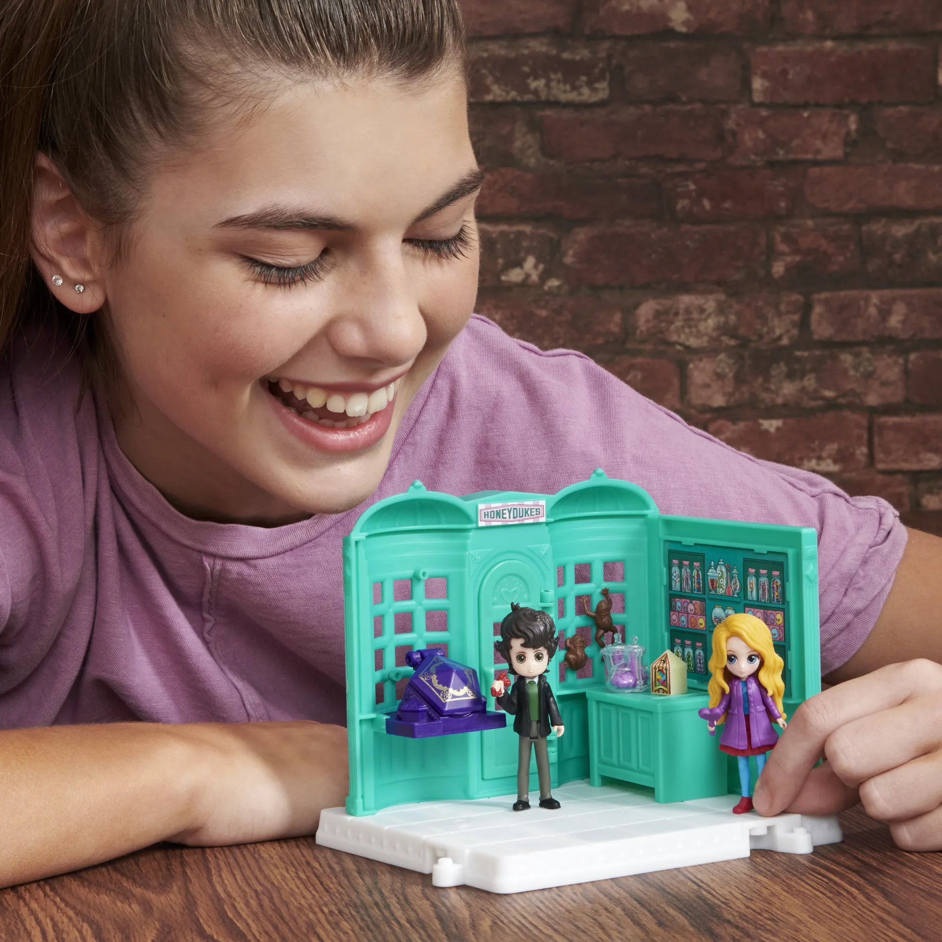 Wizarding World Harry Potter - Honeydukes (Honigtopf) Spielset mit Luna Lovegood und Neville Longbottom Sammelfiguren – Bild 3