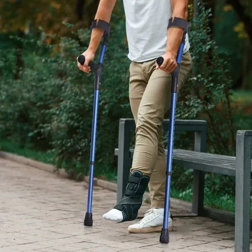 VEVOR Unterarmgehstützen für Erwachsene, 11-stufig höhenverstellbare Gehstützen mit 4-stufiger oberer Manschette, leichte medizinische Stützgehstützen aus Aluminium für Behinderte nach Beinverletzungen und Operationen, 1 Paar (350 Pfund) – Bild 7
