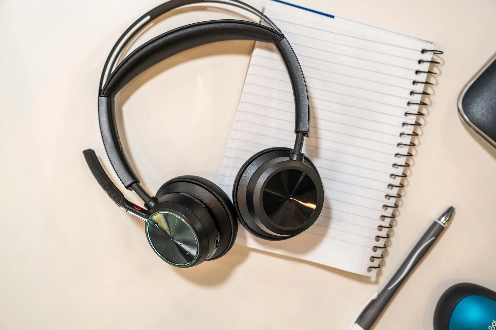 HP Poly Voyager Focus 2 USB-C-C Headset +USB-C/A-Adapter +Ladestation – Bild 6