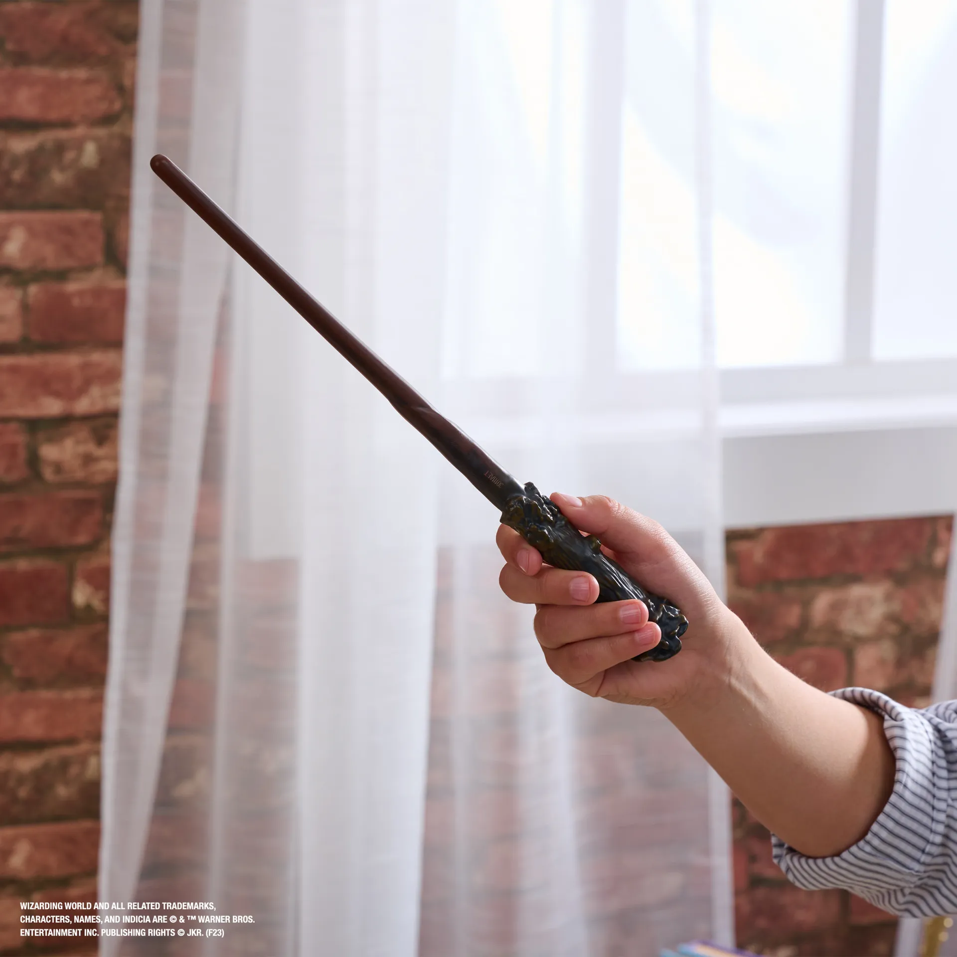 Wizarding World Harry Potter - Authentischer Harry Potter Zauberstab aus Kunststoff mit Hogwarts-Halterung – Bild 4