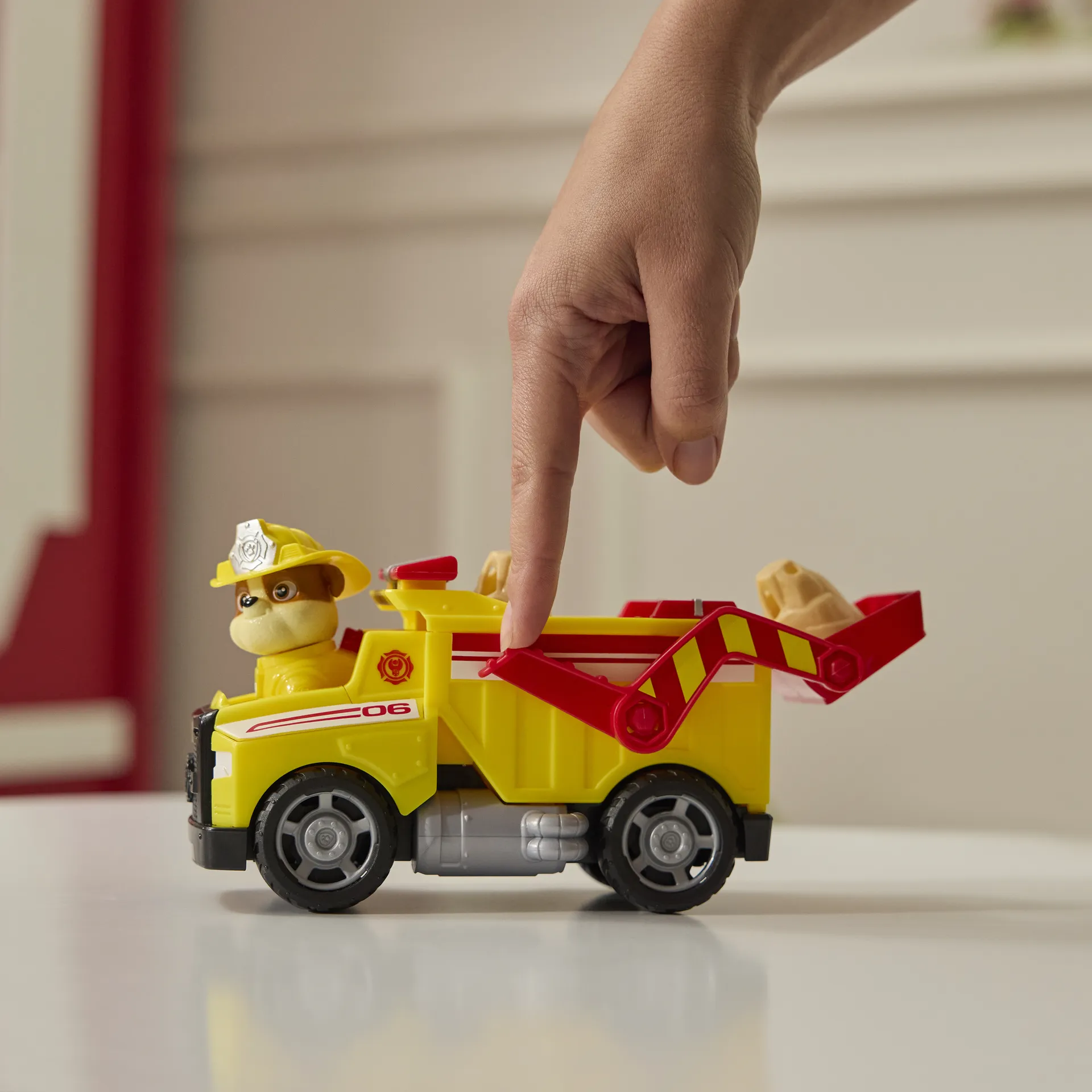 PAW Patrol Fire Rescue - Rubbles Rettungs-Truck mit Schaufel und Geschossen sowie Rubble Hundefigur – Bild 7