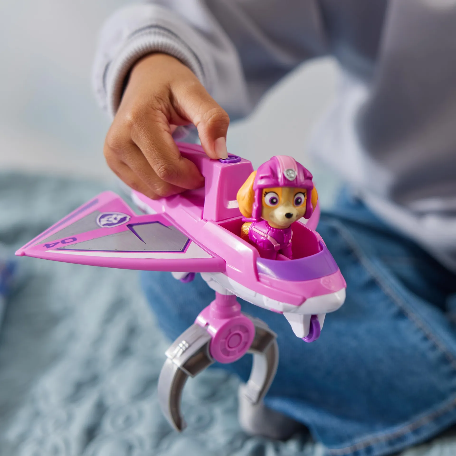 PAW Patrol Air Rescue - Skyes Rettungsflugzeug mit einziehbarer Klaue und Rettungskorb, mit Skye Spielfigur und Hase (Basis Fahrzeug) – Bild 4
