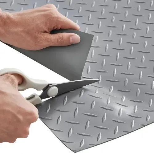 VEVOR Garagenbodenmatte, 520x228 cm Antirutschmatte, Meterware, 2,2 mm dicke PVC-Noppenmatte, Bodenschutzmatte mit doppelseitigem Klebeband, leicht zu reinigen, für Lager, Fitnessstudios, Silbergrau – Bild 9