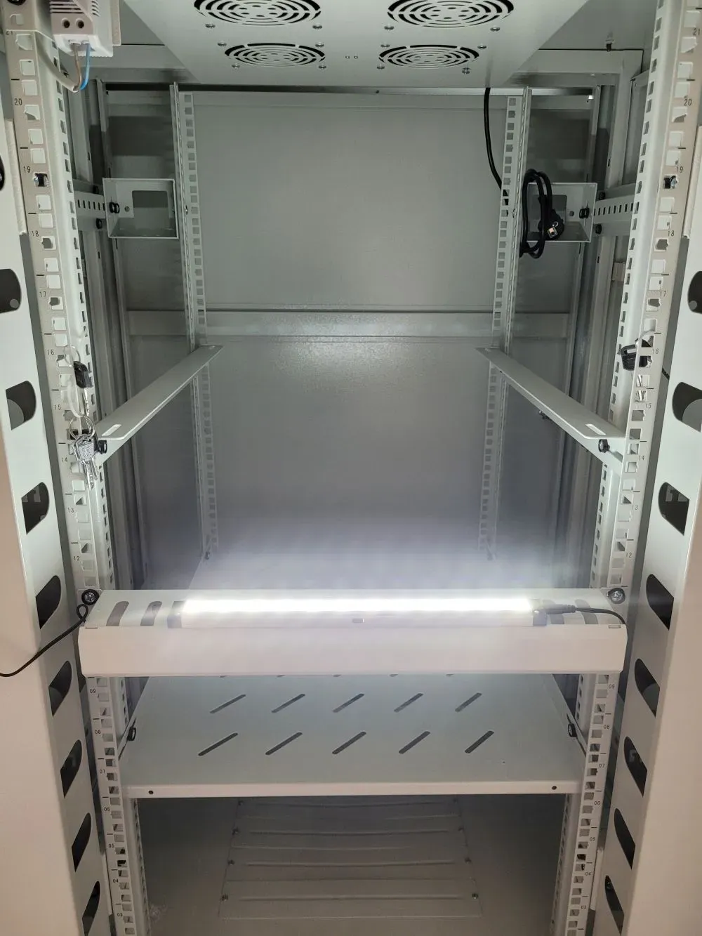 ALLNET 19"zbh. Schrankbeleuchtung, LED mit Magnetbefestigung und Netzteil, B458mm, Synergy 21 – Bild 6