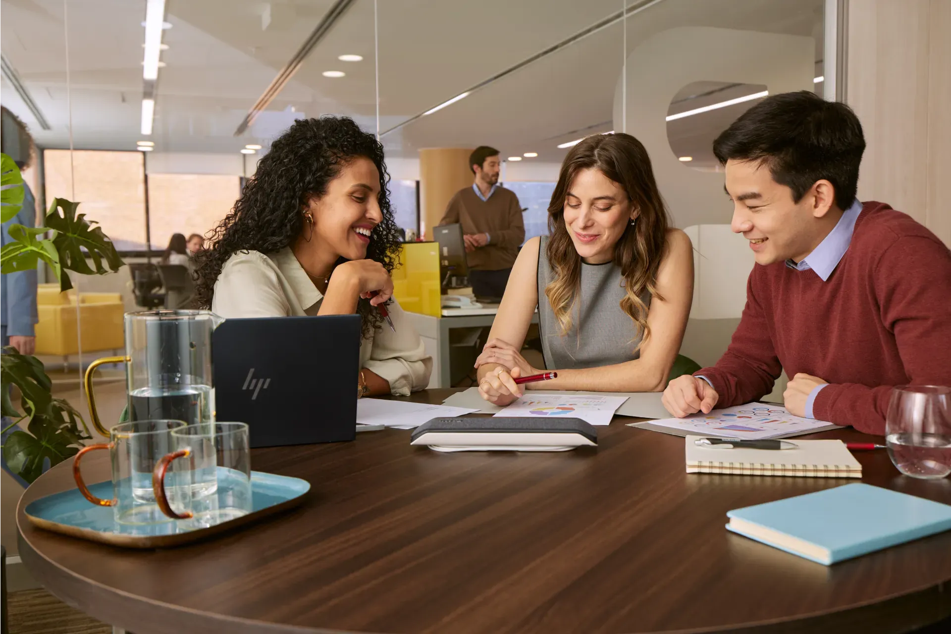 HP Poly Sync 40+ für Microsoft Teams zertifiziertes USB-A-USB-C-Speakerphone +BT700 USB-A-Adapter – Bild 2