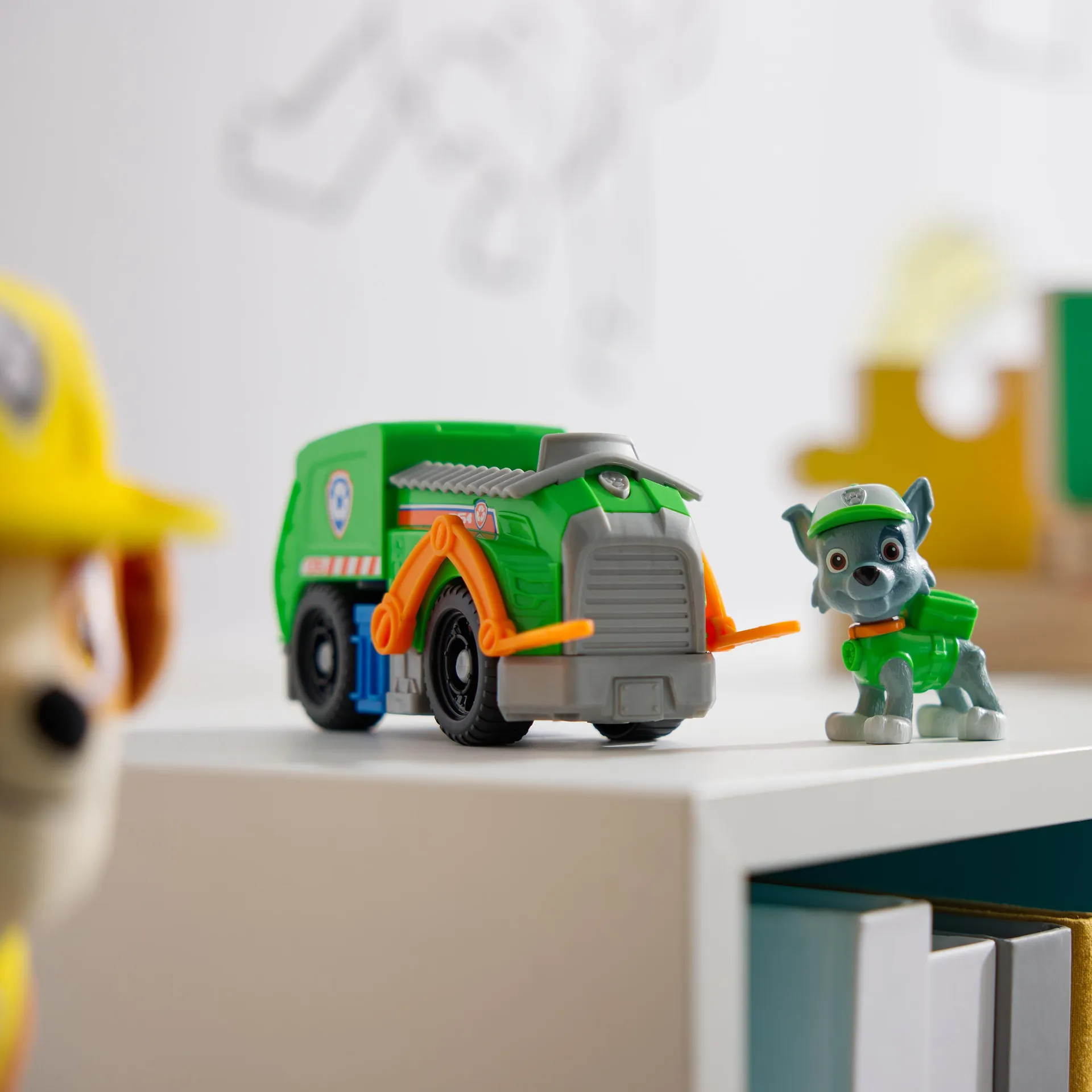 PAW Patrol Rocky-Figur mit Recycling-Truck, stabiles Basis-Fahrzeug (2025), authentisches Spielzeug zur Serie für Kinder ab 3 Jahren – Bild 2