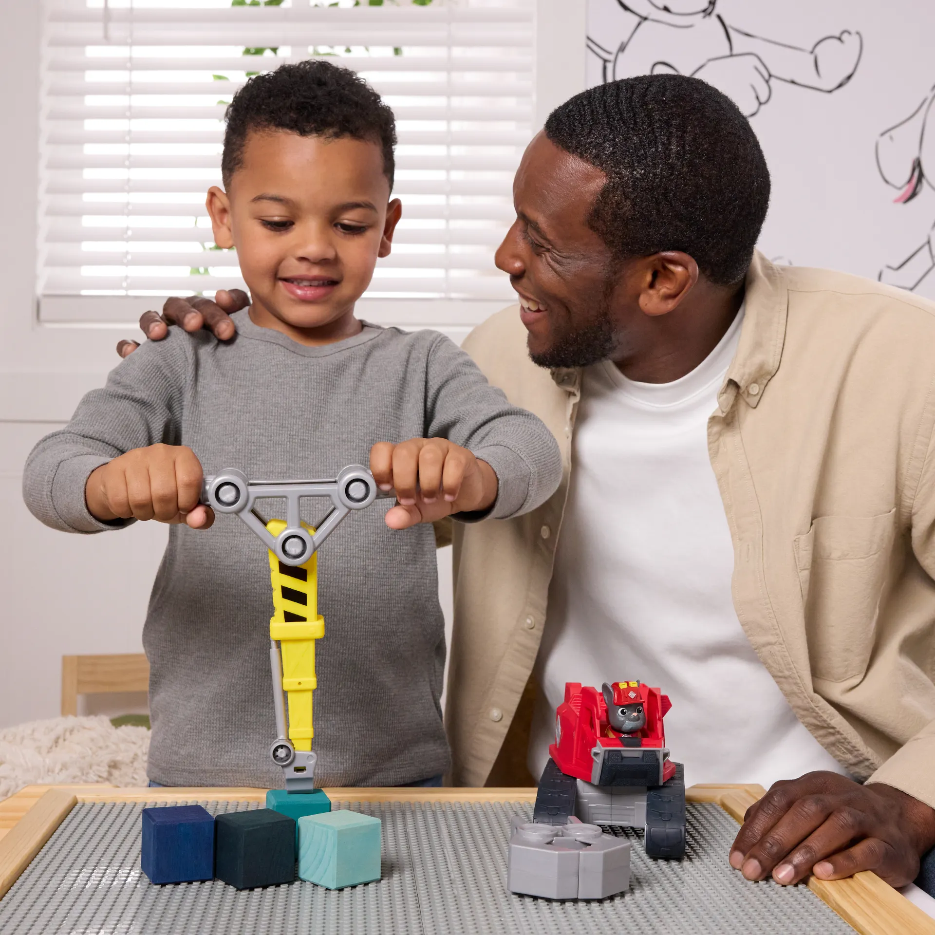 Rubble & Crew - Chargers 2-in-1 Mega Kran, Premium Baufahrzeug mit abnehmbarer Baggerkralle und Presslufthammer sowie Charger Hundefigur – Bild 7