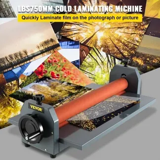 VEVOR Kaltlaminator 750 mm manueller klapptischer Fotofilm-Rollenlaminator aus dickem Eisenmetall mit Weichgummirollen, vier rutschfesten einstellbaren Gummifüßen für Foto-, Werbe Kopierbetriebe VEVOR Kaltlaminator 750 mm manueller klapptischer Fotofilm-Rollenlaminator aus dickem Eisenmetall mit Weichgummirollen, vier rutschfesten einstellbaren Gummifüßen für Foto-, Werbe Kopierbetriebe