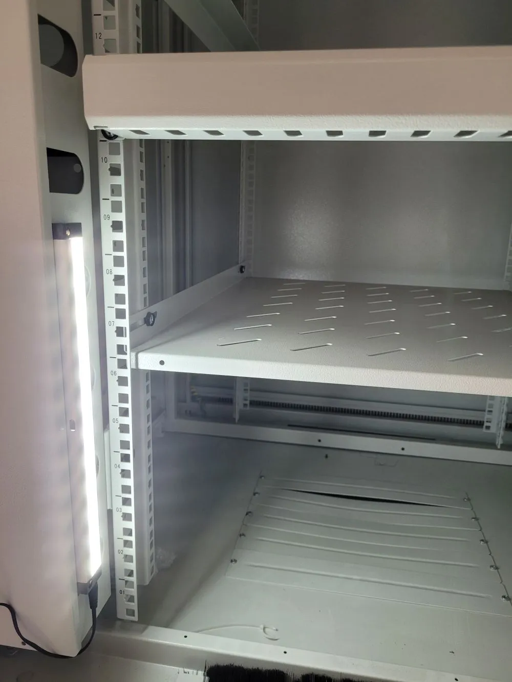 ALLNET 19"zbh. Schrankbeleuchtung, LED mit Magnetbefestigung und Netzteil, B458mm, Synergy 21 – Bild 9