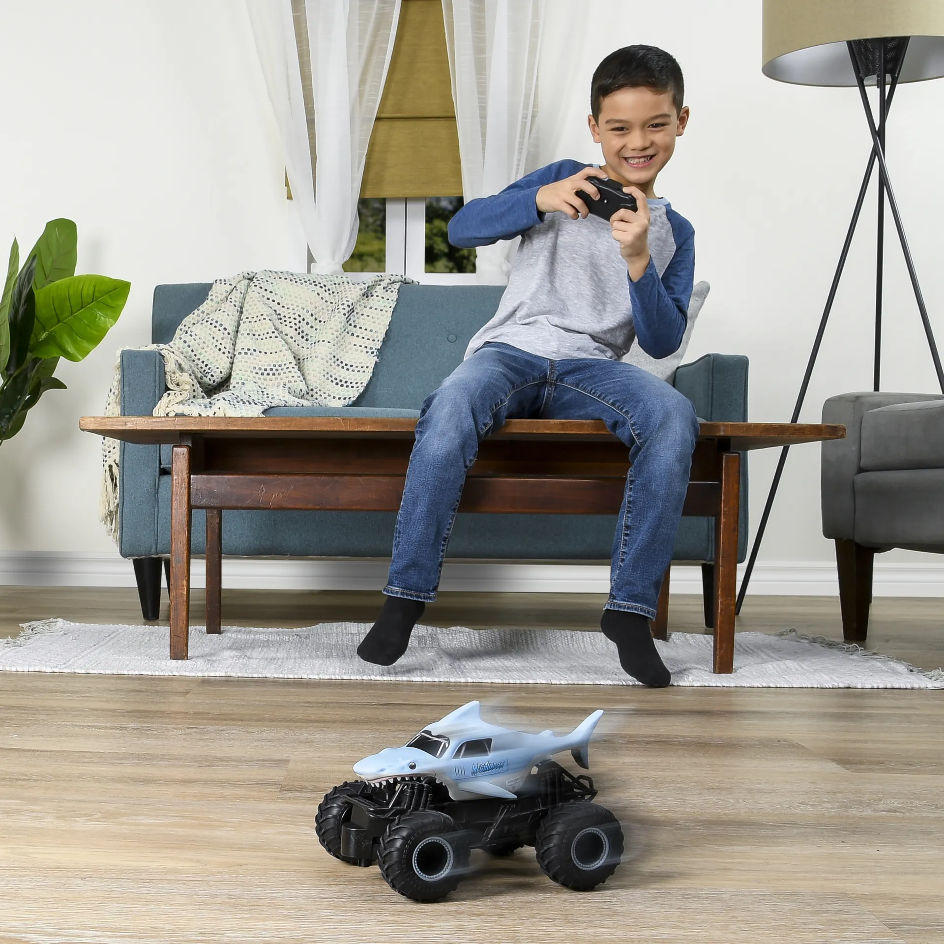 Monster Jam Megalodon RC Truck, Maßstab 1:24, ferngesteuert – Bild 2