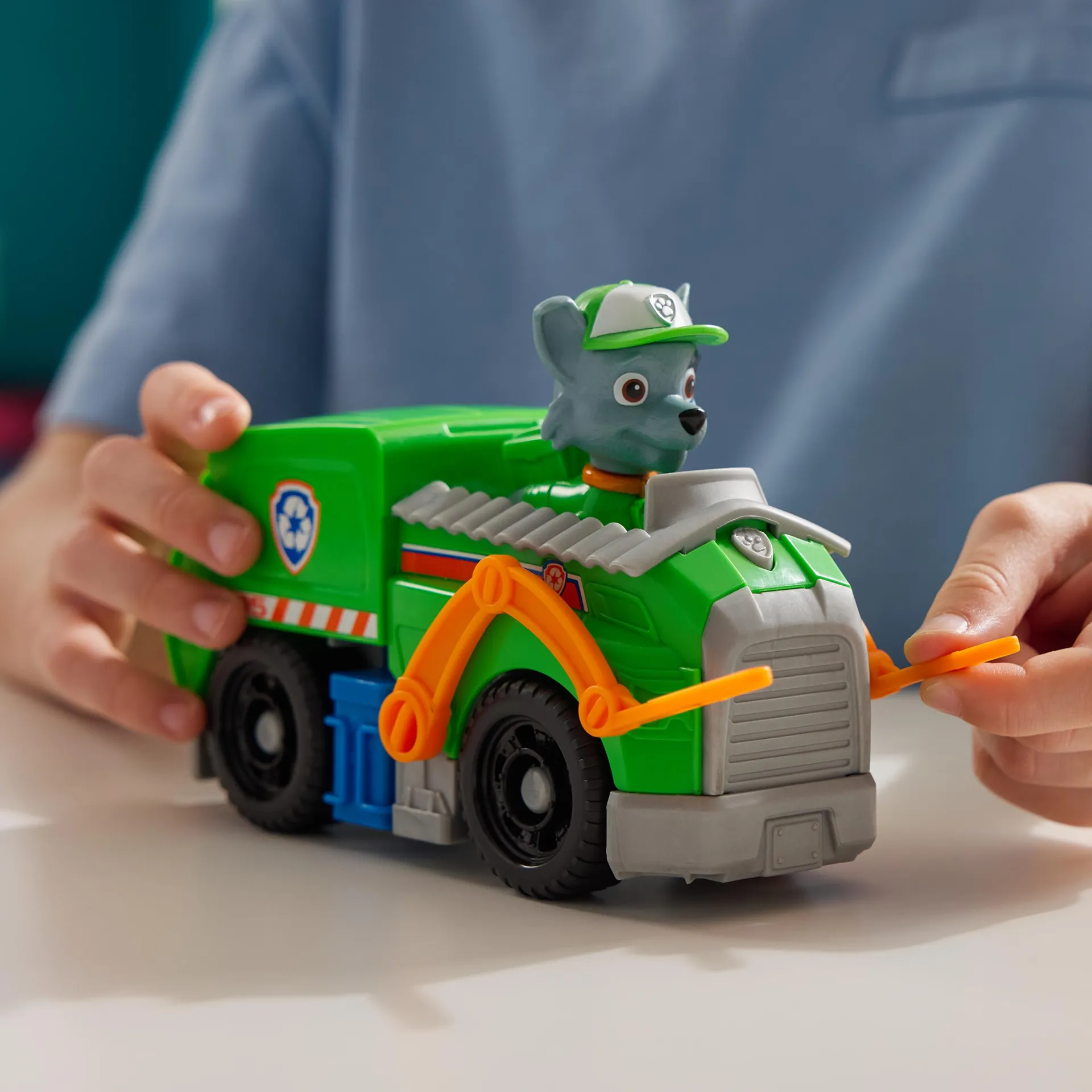 PAW Patrol Rocky-Figur mit Recycling-Truck, stabiles Basis-Fahrzeug (2025), authentisches Spielzeug zur Serie für Kinder ab 3 Jahren – Bild 3