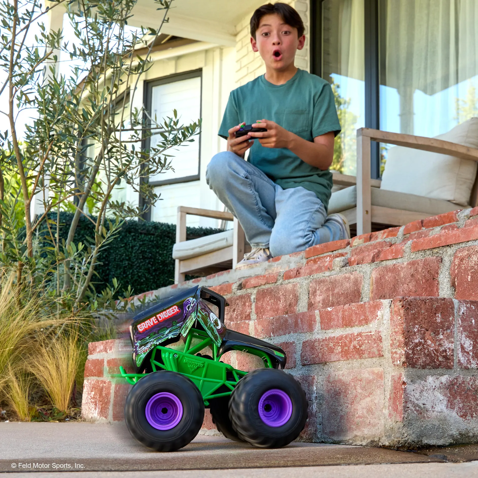 Monster Jam - Smash 'n Bash Grave Digger, ferngesteuerter Monstertruck, der sich beim Crash verformt und auf Knopfdruck wieder repariert – Bild 3