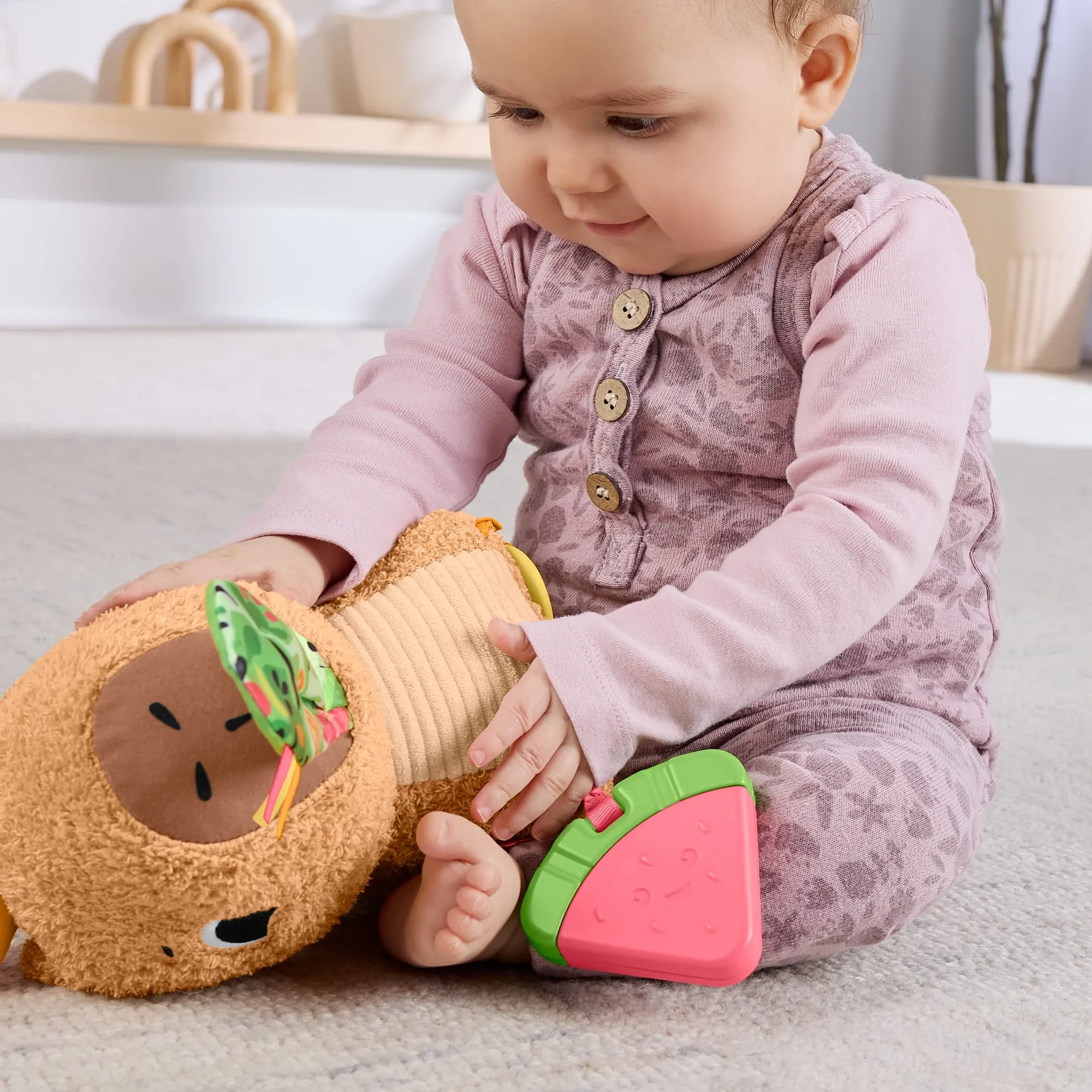 Fisher-Price sensorisches Babyspielzeug Kuschel-Capybara Plüschtier mit Beißring und Rassel für Neugeborene – Bild 4